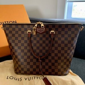 Louis Vuitton Belmont tote- great condition